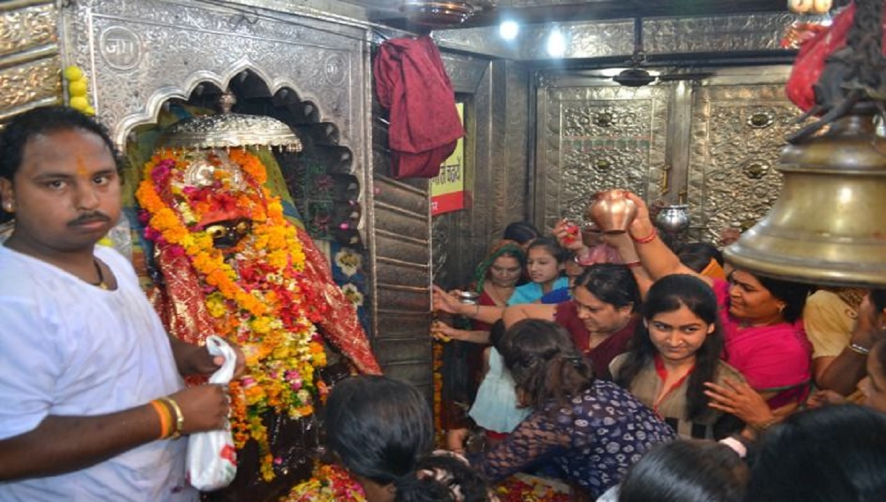REWA : कोरोना दरकिनार, बाजार में उमड़ी भीड़, रानी तालाब मंदिर नवरात्रि में हुआ बंद
